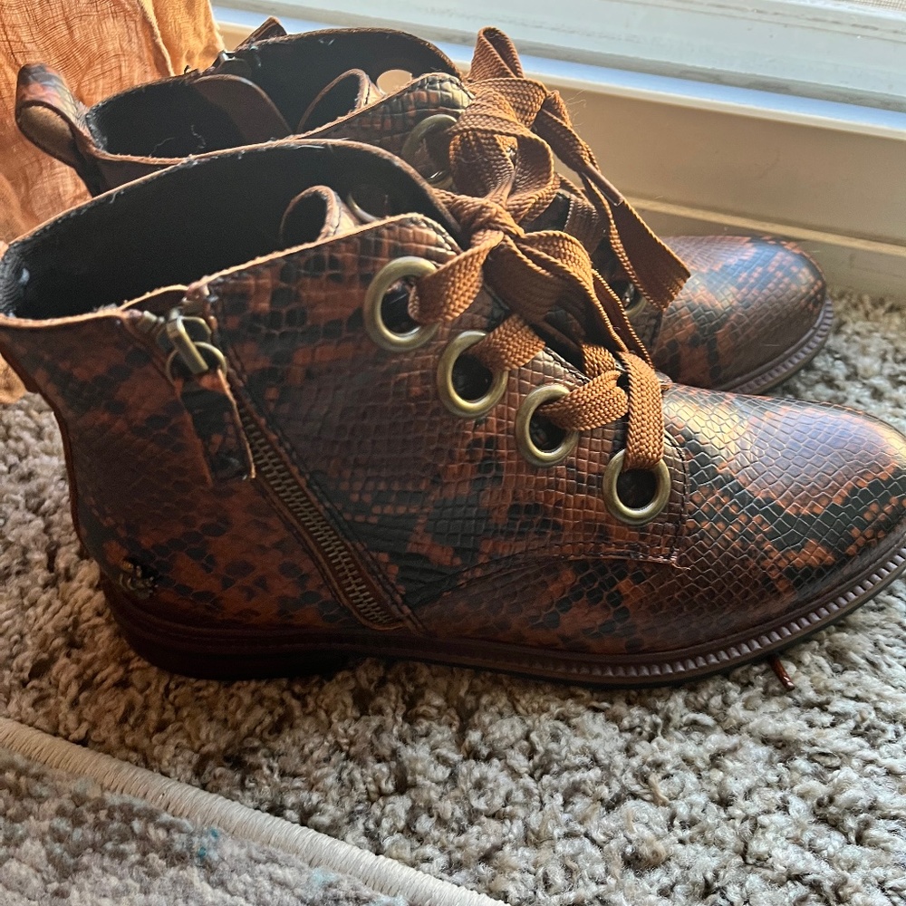 8.5 women Kelsi Dagger Snake Print Lace Up Booties